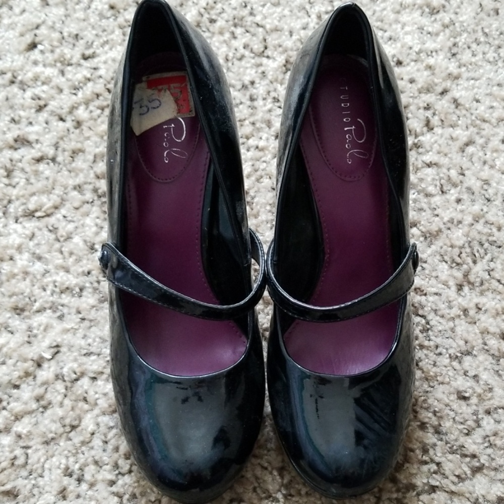 30% off if bundled w/another! Strappy pumps